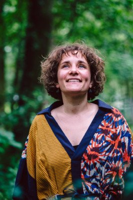  Portrait von einem vollbärtigen Mann mit kurzen Haaren, der in die Kamera lächelt. Er trägt ein Shirt mit einem Fahrrad.