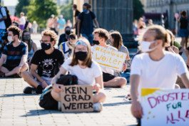 Portrait von einem vollbärtigen Mann mit kurzen Haaren, der in die Kamera lächelt. Er trägt ein Shirt mit einem Fahrrad.