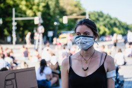 Portrait von einem vollbärtigen Mann mit kurzen Haaren, der in die Kamera lächelt. Er trägt ein Shirt mit einem Fahrrad.