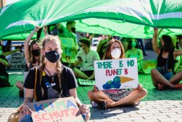 Portrait von einem vollbärtigen Mann mit kurzen Haaren, der in die Kamera lächelt. Er trägt ein Shirt mit einem Fahrrad.