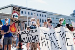 Portrait von einem vollbärtigen Mann mit kurzen Haaren, der in die Kamera lächelt. Er trägt ein Shirt mit einem Fahrrad.