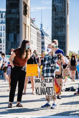 Portrait von einem vollbärtigen Mann mit kurzen Haaren, der in die Kamera lächelt. Er trägt ein Shirt mit einem Fahrrad.