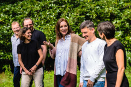 Portrait von einem vollbärtigen Mann mit kurzen Haaren, der in die Kamera lächelt. Er trägt ein Shirt mit einem Fahrrad.