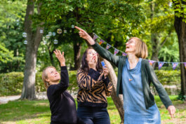 Portrait von einem vollbärtigen Mann mit kurzen Haaren, der in die Kamera lächelt. Er trägt ein Shirt mit einem Fahrrad.