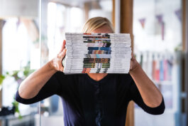 Portrait von einem vollbärtigen Mann mit kurzen Haaren, der in die Kamera lächelt. Er trägt ein Shirt mit einem Fahrrad.