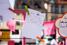 Portrait von einem vollbärtigen Mann mit kurzen Haaren, der in die Kamera lächelt. Er trägt ein Shirt mit einem Fahrrad.