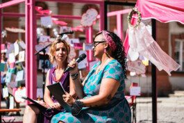  Portrait von einem vollbärtigen Mann mit kurzen Haaren, der in die Kamera lächelt. Er trägt ein Shirt mit einem Fahrrad.