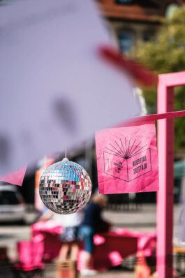 Portrait von einem vollbärtigen Mann mit kurzen Haaren, der in die Kamera lächelt. Er trägt ein Shirt mit einem Fahrrad.