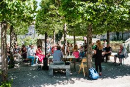 Portrait von einem vollbärtigen Mann mit kurzen Haaren, der in die Kamera lächelt. Er trägt ein Shirt mit einem Fahrrad.