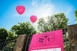 Portrait von einem vollbärtigen Mann mit kurzen Haaren, der in die Kamera lächelt. Er trägt ein Shirt mit einem Fahrrad.