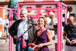 Portrait von einem vollbärtigen Mann mit kurzen Haaren, der in die Kamera lächelt. Er trägt ein Shirt mit einem Fahrrad.