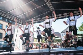 Portrait von einem vollbärtigen Mann mit kurzen Haaren, der in die Kamera lächelt. Er trägt ein Shirt mit einem Fahrrad.