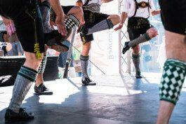 Portrait von einem vollbärtigen Mann mit kurzen Haaren, der in die Kamera lächelt. Er trägt ein Shirt mit einem Fahrrad.