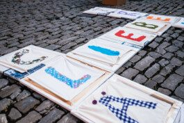 Portrait von einem vollbärtigen Mann mit kurzen Haaren, der in die Kamera lächelt. Er trägt ein Shirt mit einem Fahrrad.