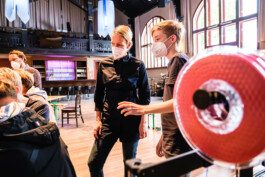 Portrait von einem vollbärtigen Mann mit kurzen Haaren, der in die Kamera lächelt. Er trägt ein Shirt mit einem Fahrrad.