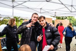 Portrait von einem vollbärtigen Mann mit kurzen Haaren, der in die Kamera lächelt. Er trägt ein Shirt mit einem Fahrrad.