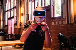 Portrait von einem vollbärtigen Mann mit kurzen Haaren, der in die Kamera lächelt. Er trägt ein Shirt mit einem Fahrrad.