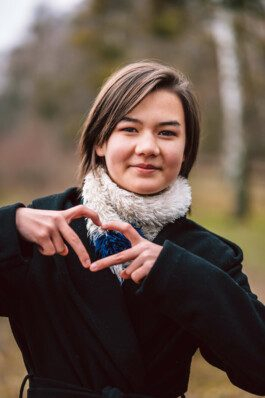 Portrait von einem vollbärtigen Mann mit kurzen Haaren, der in die Kamera lächelt. Er trägt ein Shirt mit einem Fahrrad.