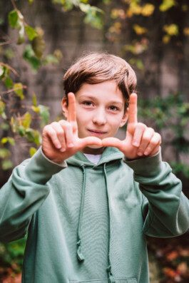 Portrait von einem vollbärtigen Mann mit kurzen Haaren, der in die Kamera lächelt. Er trägt ein Shirt mit einem Fahrrad.