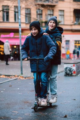 Portrait von einem vollbärtigen Mann mit kurzen Haaren, der in die Kamera lächelt. Er trägt ein Shirt mit einem Fahrrad.