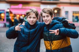 Portrait von einem vollbärtigen Mann mit kurzen Haaren, der in die Kamera lächelt. Er trägt ein Shirt mit einem Fahrrad.