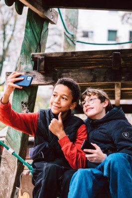 Portrait von einem vollbärtigen Mann mit kurzen Haaren, der in die Kamera lächelt. Er trägt ein Shirt mit einem Fahrrad.