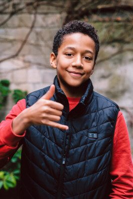 Portrait von einem vollbärtigen Mann mit kurzen Haaren, der in die Kamera lächelt. Er trägt ein Shirt mit einem Fahrrad.