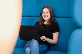 Portrait von einem vollbärtigen Mann mit kurzen Haaren, der in die Kamera lächelt. Er trägt ein Shirt mit einem Fahrrad.