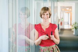 Portrait von einem vollbärtigen Mann mit kurzen Haaren, der in die Kamera lächelt. Er trägt ein Shirt mit einem Fahrrad.
