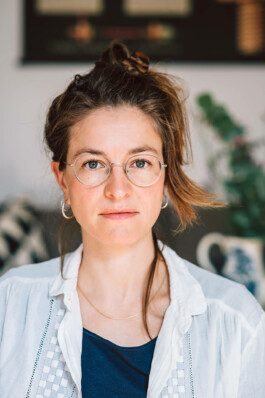  Portrait von einem vollbärtigen Mann mit kurzen Haaren, der in die Kamera lächelt. Er trägt ein Shirt mit einem Fahrrad.