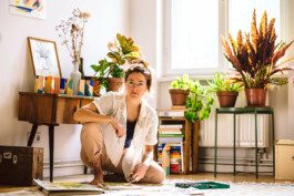Portrait von einem vollbärtigen Mann mit kurzen Haaren, der in die Kamera lächelt. Er trägt ein Shirt mit einem Fahrrad.