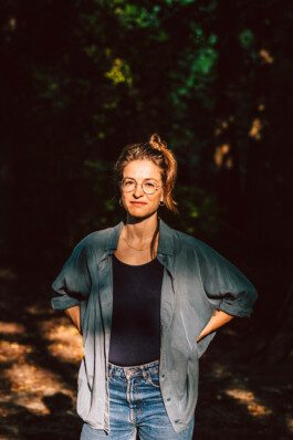 Portrait von einem vollbärtigen Mann mit kurzen Haaren, der in die Kamera lächelt. Er trägt ein Shirt mit einem Fahrrad.