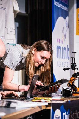 Portrait von einem vollbärtigen Mann mit kurzen Haaren, der in die Kamera lächelt. Er trägt ein Shirt mit einem Fahrrad.