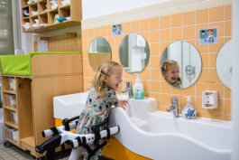 Portrait von einem vollbärtigen Mann mit kurzen Haaren, der in die Kamera lächelt. Er trägt ein Shirt mit einem Fahrrad.