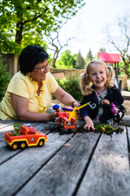 Portrait von einem vollbärtigen Mann mit kurzen Haaren, der in die Kamera lächelt. Er trägt ein Shirt mit einem Fahrrad.