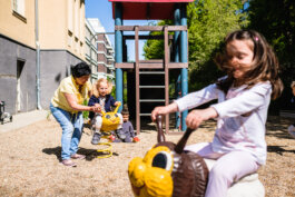 Portrait von einem vollbärtigen Mann mit kurzen Haaren, der in die Kamera lächelt. Er trägt ein Shirt mit einem Fahrrad.