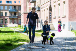 Portrait von einem vollbärtigen Mann mit kurzen Haaren, der in die Kamera lächelt. Er trägt ein Shirt mit einem Fahrrad.