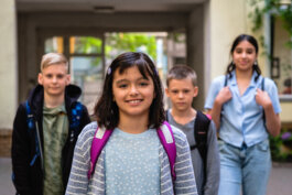 Portrait von einem vollbärtigen Mann mit kurzen Haaren, der in die Kamera lächelt. Er trägt ein Shirt mit einem Fahrrad.