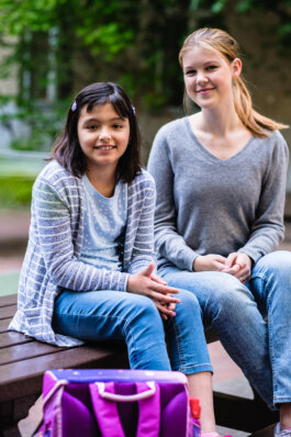 Portrait von einem vollbärtigen Mann mit kurzen Haaren, der in die Kamera lächelt. Er trägt ein Shirt mit einem Fahrrad.