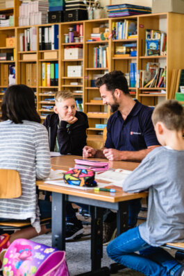 Portrait von einem vollbärtigen Mann mit kurzen Haaren, der in die Kamera lächelt. Er trägt ein Shirt mit einem Fahrrad.