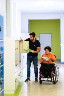 Portrait von einem vollbärtigen Mann mit kurzen Haaren, der in die Kamera lächelt. Er trägt ein Shirt mit einem Fahrrad.
