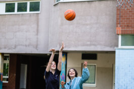 Portrait von einem vollbärtigen Mann mit kurzen Haaren, der in die Kamera lächelt. Er trägt ein Shirt mit einem Fahrrad.