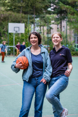 Portrait von einem vollbärtigen Mann mit kurzen Haaren, der in die Kamera lächelt. Er trägt ein Shirt mit einem Fahrrad.