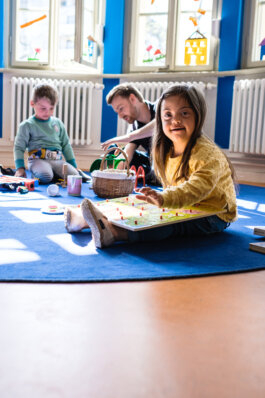 Portrait von einem vollbärtigen Mann mit kurzen Haaren, der in die Kamera lächelt. Er trägt ein Shirt mit einem Fahrrad.