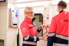 Portrait von einem vollbärtigen Mann mit kurzen Haaren, der in die Kamera lächelt. Er trägt ein Shirt mit einem Fahrrad.