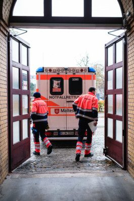 Portrait von einem vollbärtigen Mann mit kurzen Haaren, der in die Kamera lächelt. Er trägt ein Shirt mit einem Fahrrad.