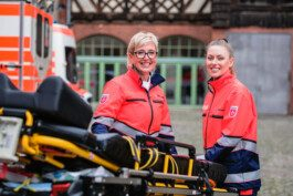 Portrait von einem vollbärtigen Mann mit kurzen Haaren, der in die Kamera lächelt. Er trägt ein Shirt mit einem Fahrrad.