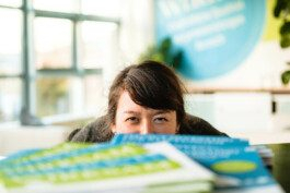Portrait von einem vollbärtigen Mann mit kurzen Haaren, der in die Kamera lächelt. Er trägt ein Shirt mit einem Fahrrad.