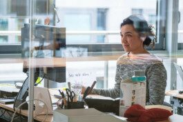Portrait von einem vollbärtigen Mann mit kurzen Haaren, der in die Kamera lächelt. Er trägt ein Shirt mit einem Fahrrad.