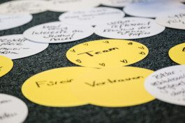 Portrait von einem vollbärtigen Mann mit kurzen Haaren, der in die Kamera lächelt. Er trägt ein Shirt mit einem Fahrrad.